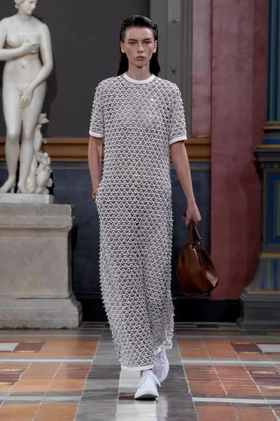 Look 24